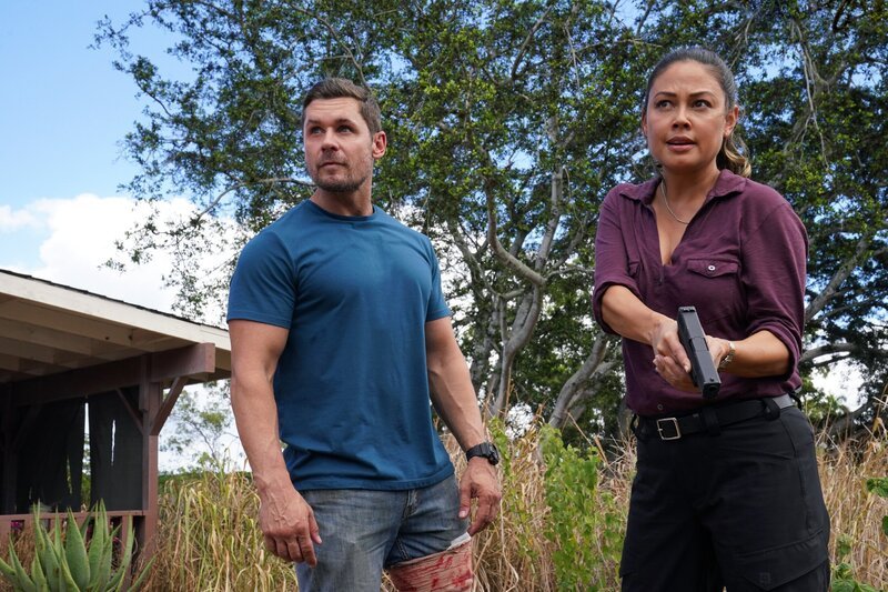 Charlie 1 (Linc Hand, l.); Jane Tennant (Vanessa Lachey, r.) – Bild: CH Media/​CBS Broadcasting Inc.