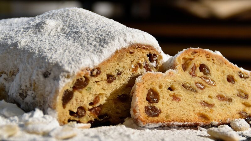 Zu Tisch Dresden – Deutschland Dresdner Christstollen mit Puderzucker – Bild: SRF/​Berlin Producers/​Gero von Marientreu