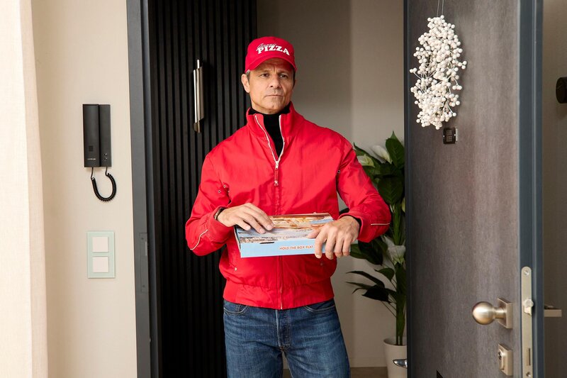 Benedikt (Jens Hajek) schleust sich inkognito in Patrizias Reich. – Bild: RTL /​ Kai Schulz /​ Verräterischer Fund