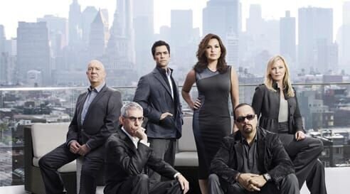 Im Einsatz für Gerechtigkeit: Det. Johon Munch (Richard Belzer, 2.v.l.), Capt. Donald Cragen (Dann Florek, l.), Det. Nick Amaro (Danny Pino, 3.v.l.), Det. Olivia Benson (Mariska Hargitay, 3.v.r.), Det. Odafin „Fin“ Tutuola (Ice-T, 2.v.r.) und Det. Amanda Rollins (Kelli Giddish, r.) – Bild: TF1