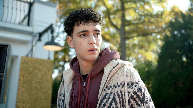 Sami (Hamza Iallouchen) nimmt verzweifelt ein verlockendes Jobangebot an. – Bild: NDR/​Georges Pauly
