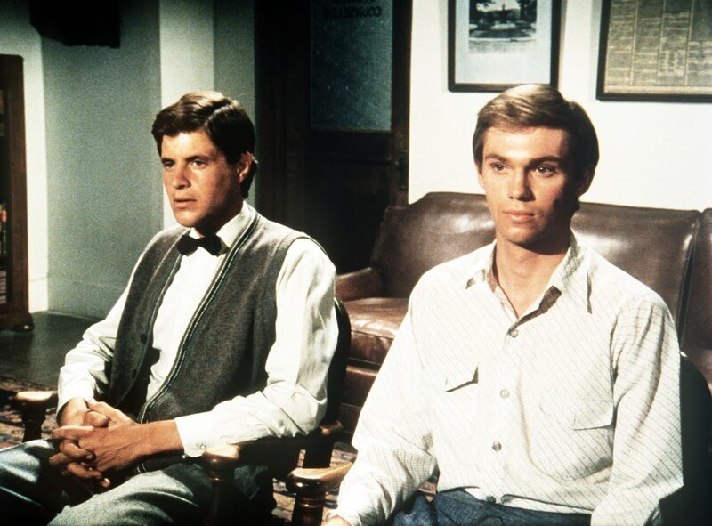 Als John-Boy (Richard Thomas, r.) einen Klassenkameraden beim Abschreiben beobachtet, widerstrebt es ihm zutiefst, diesen zu melden … – Bild: Sat.1 Gold