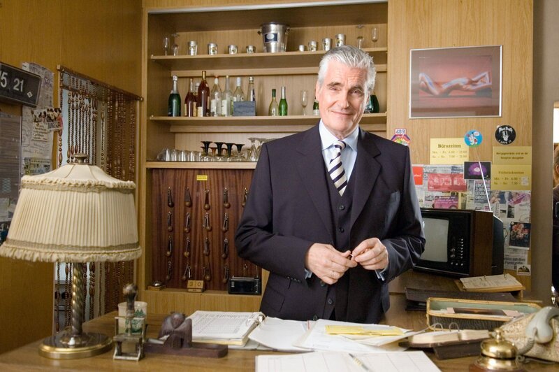 Paul (Sky du Mont) kämpft weiter um den Erhalt seiner Pension. – Bild: ORF