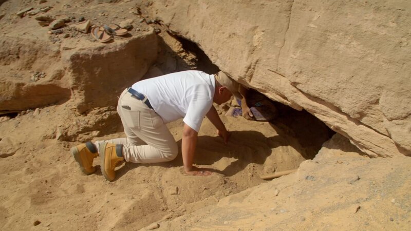Archaeologist Abdelmonem Said enters a newly-uncovered tomb dating to the time of Queen Cleopatra, cut into the rock face at the Nobles’ necropolis of Aga Khan in Aswan, Egypt. (Windfall Films) – Bild: National Geographic