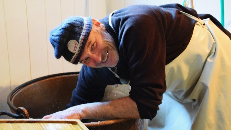 Zu Tisch in … Montblanc Staffel 1 Folge 4. Bauer Patrick macht Tomme-Käse. – Bild: SRF/​Gero von Schneider-Marientreu