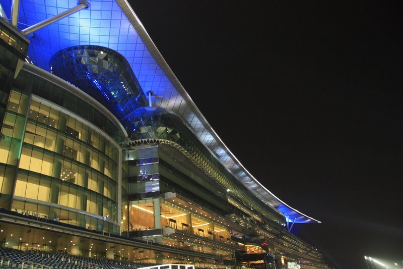 Meydan, Dubai: Meydan Grandstand lit-up at night. – Bild: Michel O’Neill /​ NHNZ Ltd /​ National Geographic Channel