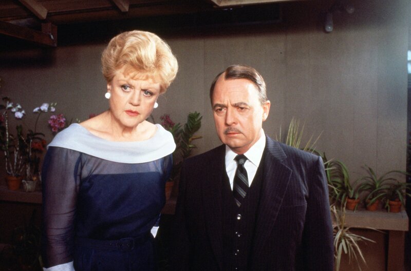 Grundstücksmakler Paul Mayfield wird auf einer Cocktailparty auf Hawaii erschossen. Jonathan Higgins (John Hillerman, r.), der ein alter Freund von Jessica Fletcher (Angela Lansbury, l.) ist, bittet die Hobby-Detektivin, sich der Sache anzunehmen. – Bild: Universal Pictures