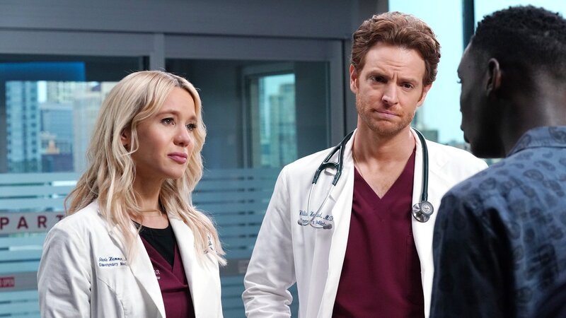 Gespräch mit dem Sohn eines Patienten: Kirsten Hager als Dr. Stevie Hammer, Nick Gehlfuss als Dr. Will Halstead (m.) – Bild: SRF/​NBC Universal