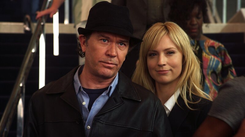 Nate Ford (Timothy Hutton) und Parker (Beth Riesgraf) – Bild: RTL Crime