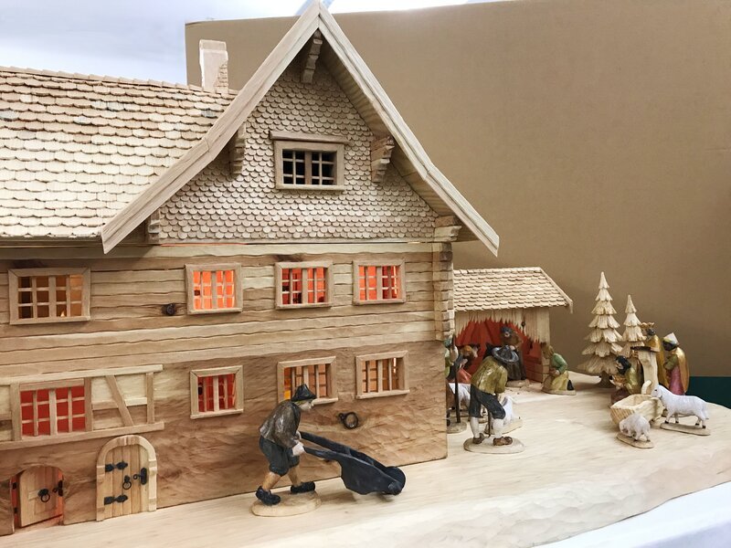 In rund 600 Arbeitsstunden wurde diese Krippe gebaut. 5.000 Schindeln zieren Dach und Fassade. – Bild: ORF In rund 600 Arbeitsstunden wurde diese Krippe gebaut. 5.000 Schindeln zieren Dach und Fassade. – Bild: ORF