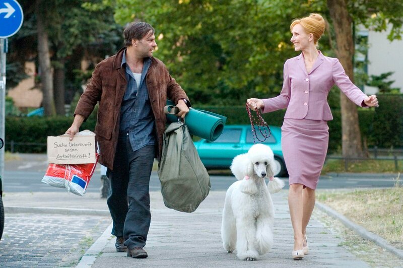 Adina (Andrea Sawatzki) bietet dem obdachlosen Volker (Tom Quaas) einen Job und Unterkunft an. Ob das gut geht? – Bild: ORF/​RTL