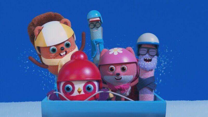 Beccas Bande und Onkel Nett im Expeditions-Schlitten zum Nordpol. – Bild: NDR/​JAM Media