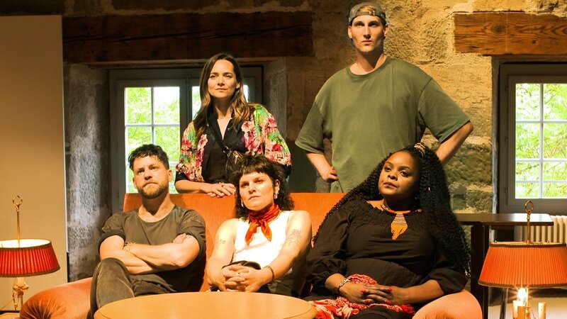 Sternstunde Musik Chantez-vous Suisse? Musik verbindet die Schweiz Alizé Oswald, Andrea Bignasca, Dom Sweden, Chiara Jacomet und Claudia Masika leben in der Schweiz, aber sie reden keine gemeinsame Sprache. In nur fünf Tagen sollen die fünf Musikerinnen und Musiker ein gemeinsames Konzert erarbeiten. – Bild: SRF