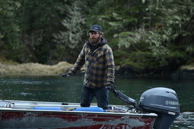 Matt Carlson bereitet sich darauf vor, einen umgestürzten Baum von einem wichtigen Wasserweg zu entfernen. (National Geographic für Disney/​Wayne Moss) – Bild: National Geographic for DIsney /​ Disney /​ Wayne Moss