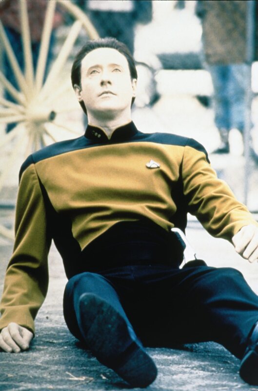 Tatort Erde: In einer Höhle bei San Francisco findet man Datas (Brent Spiner) Kopf! Der aber ist auf der Enterprise und putzmunter. – Bild: CBS Paramount