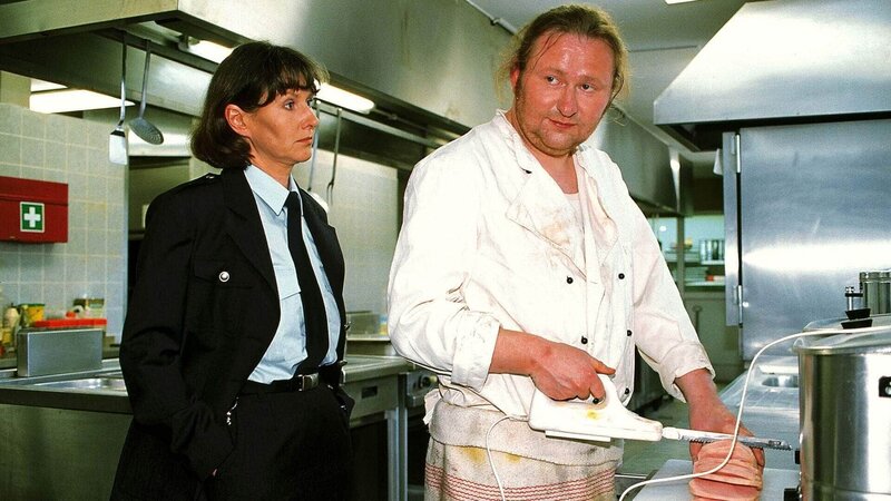 Die stellvertretende Anstaltsleiterin Jutta Adler (Claudia Loerding) hat eine Unterredung mit dem Koch Schramm (Armin Dillenberger). – Bild: RTL