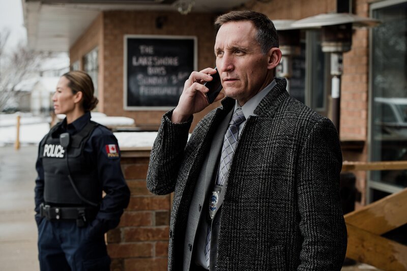 Nachgestellte Szene: Detective Tom Barrow  +++ – Bild: RTL /​ Arrow International Media /​ Saloon Media