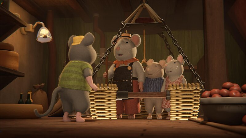 Weil Tonio (links) Julia (rechts) und Sam (2. von rechts) einmal zu oft einen Streich gespielt hat, hatten sie seinen Hilferuf vom Dachboden nicht ernst genommen. Erst als er von seinem Vater (2. von links) gesucht wird, erkennen sie, dass Tonio in Not ist. – Bild: ZDF/​Cielo Films/​Caribara Production/​SuperswissRed/​M.A.R.K.13/​ZDF Studios GmbH