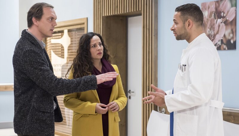 Die Eltern, beide Psychotherapeuten, streiten mit Dr. Moreau. Sie sind sicher, dass die Bulimie von Anna psychosomatisch ist und auch Anna wird das irgendwann eingestehen müssen. Dr. Moreau will aber auch körperliche Ursachen für das ständige Erbrechen nicht ausschliessen. V.l.n.r. Alexander Lindenfels (Andy Gätjen), Kora Lindenfels (Nora Jokhosha), Dr. Matteo Moreau (Mike Adler). – Bild: Jens-Ulrich Koch