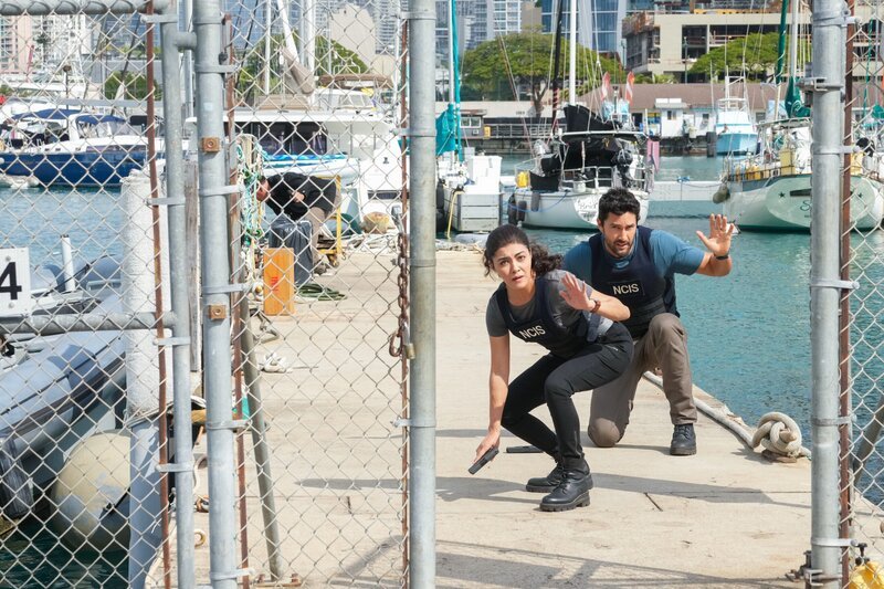 „Good Samaritan“ – When a Navy deserter accidentally comes out of hiding, his family becomes a target that drives the NCIS team and Charlie 1 (Linc Hand) to investigate who is after them. Meanwhile, Lucy surprises the team by returning to Hawai’i from her agent afloat job early, on the CBS Original series NCIS: HAWAI’I, Monday, Feb. 27 (10:00⁠–⁠11:00 PM, ET/​PT) on the CBS Television Network, and available to stream live and on demand on Paramount+. Pictured: Yasmine Al-Bustami as Lucy Tara and Noah Mills as Jesse Boone. – Bild: Karen Neal/​CBS