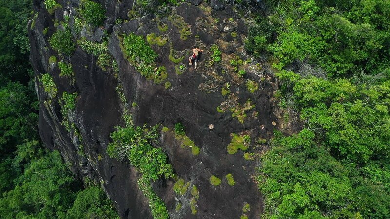 Hazen klettert eine Klippe hinauf. – Bild: National Geographic