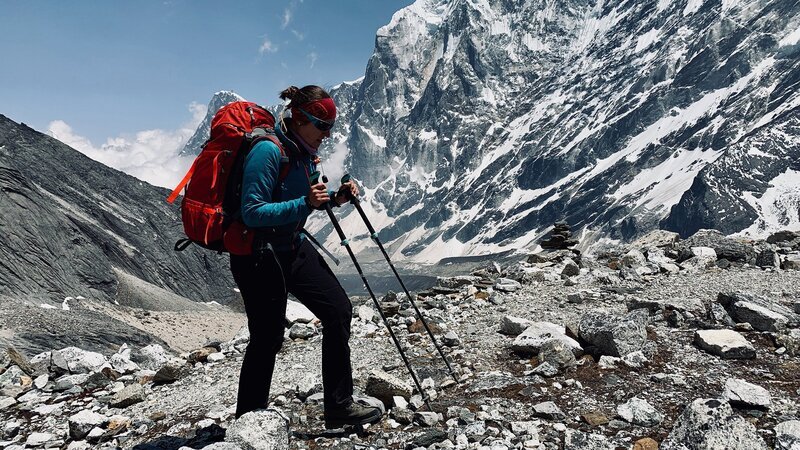 Eine aussergewöhnliche Frau mit einem grossen Traum: den Great Himalaya Trail in einer Saison zu schaffen. – Bild: SRF/​Sevenworld/​SanjibGurung