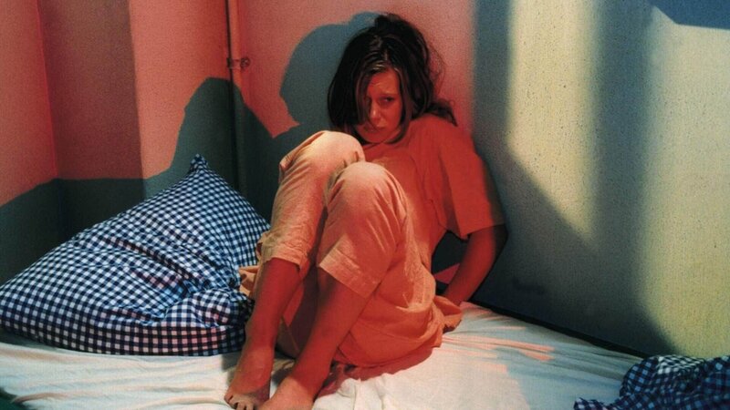 Die junge Gefangene Martina (Katja Strobel) ist nach dem Vergewaltigungsversuch durch den Vollzugsbeamten Zöllner völlig verwirrt und ängstlich. – Bild: MG RTL D