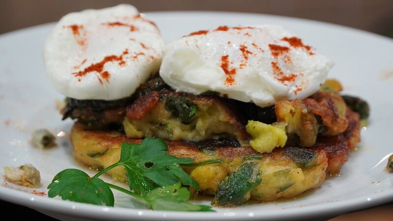 Zu Tisch Snowdonia – Wales Lauchkrapfen mit einer Paste aus Seegras, belegt mit pochierten Eiern – Bild: SRF/​Berlin Producers/​Axel Lischke