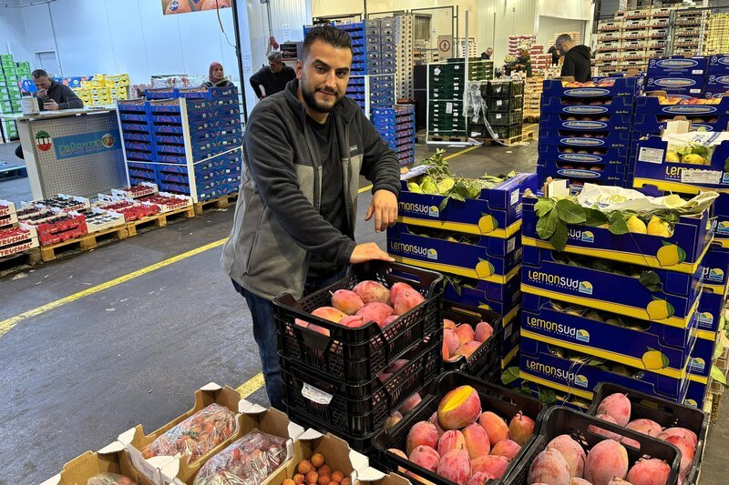 Aykut Tas kauft auf dem Großmarkt für seinen Obstladen in Eichenau Mangos aus Italien. – Bild: RTL /​ BurdaStudios /​ Feilschen im Frischeparadies – Leben und Arbeiten auf dem Großmarkt