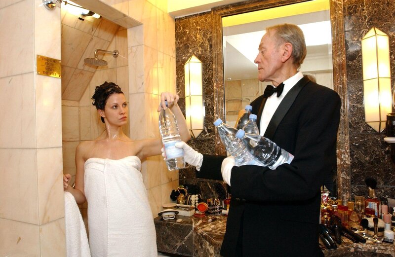 Aufgrund des Reichtums ihres Vaters, kann es sich Franka Münzberger (Karoline Kunz) erlauben, mit Mineralwassser zu duschen. Der Hausbutler sorgt für genügend Wassernachschub. – Bild: ORF (FS1/​FS2) /​ ORF1