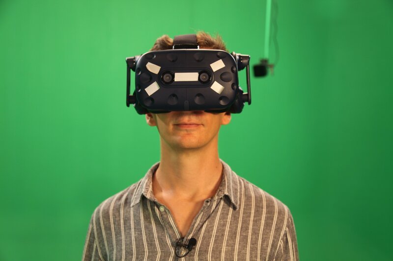 Eric macht den Selbsttest und setzt eine Virtual-Reality-Brille auf. Wie lange hält er es in der Virtualität aus? Was macht das mit ihm? Wird ihm eventuell sogar schlecht? Und muss er das Experiment abbrechen? – Bild: ZDF/​Richard Bade