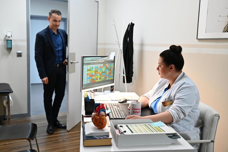 Vanessa (Julia Augustin) wird bewusst, wie egoistisch sie handelt. Links Kilian (Marc Dumitru). – Bild: RTL /​ Julia Feldhagen /​ Sekunde der Entscheidung