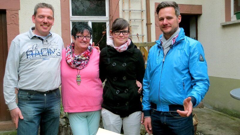 Trödelexperte Andreas Bierschock (re.) unterstützt Markus (li.), Adriana und Nathalie beim Verkauf des angesammelten Trödels und Schrotts – Bild: RTL II