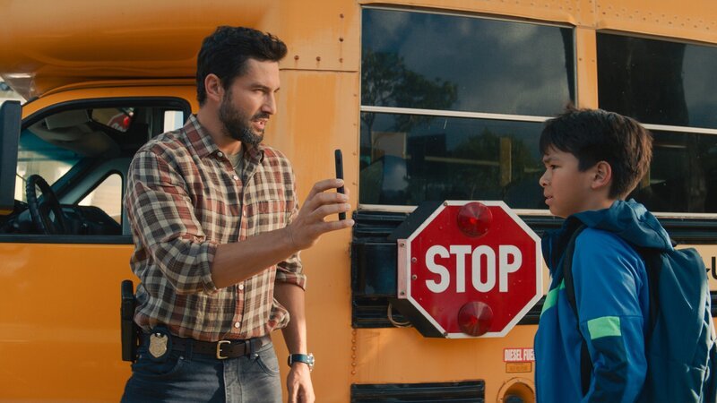 L-R: Jesse Boone (Noah Mills), Theo (Lucian Perez) – Bild: CH Media/​ CBS Broadcasting Inc.