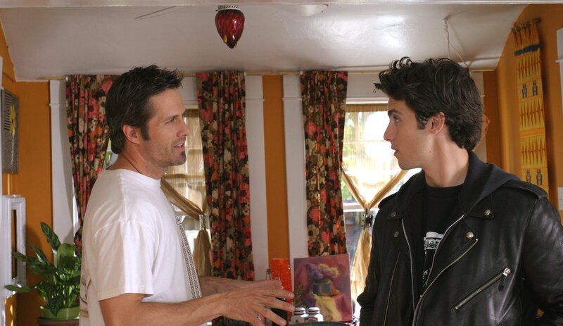 Jess (Milo Ventimiglia, r.) haut einfach aus Stars Hollow ab und fährt seinem Vater Jimmy (Rob Estes, l.) bis nach Venice Beach nach … – Bild: Warner Bros.