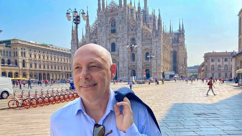 ZiB-Auslandschef Andreas Pfeifer vor dem Mailänder Dom. – Bild: ZDF und ORF