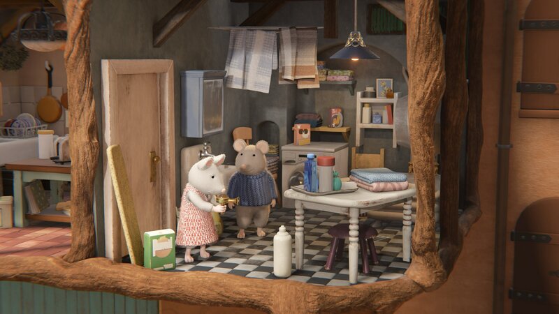 Julia (links) hält den Käse-Detektor vor sich. Er soll ihr helfen die versteckten Käse-Stücke zu finden. Sam (rechts) ist gespannt, ob der Detektor funktioniert und Julia so bei der Käse-Jagd durchs Mäusehaus Erfolg hat. – Bild: ZDF/​Cielo Films/​Caribara Production/​SuperswissRed/​M.A.R.K.13/​ZDF Studios GmbH