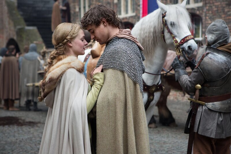 Und wieder muss Edward (Max Irons, r.) seine Frau Elizabeth (Rebecca Ferguson, l.) zurücklassen, um in den Krieg zu ziehen … – Bild: Dieses Bild darf ausschließlich nach Maßgabe der Allgemeinen Geschäftsbedingungen für die Presselounges der Sender der ProSiebenSat.1 Media SE (AGB) genutzt werden. Die in den AGB festgesetzten Rechteeinschränkungen sind unbedingt  …