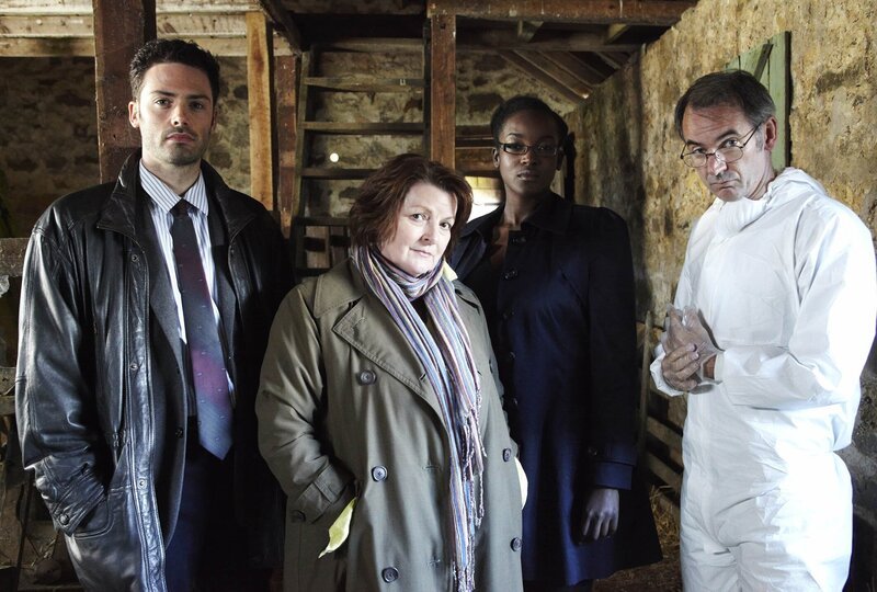 David Leon, Brenda Blethyn, Wummy Mosaku, Paul Ritter – Bild: Helen Turton /​ ITV Global