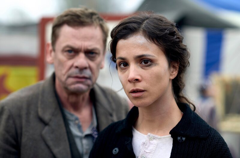 Delphine (Aylin Tezel) kümmert sich um ihren alkoholkranken Vater Robert (Sylvester Groth). – Bild: ARD Degeto/​SWR/​Moovie/​/​Constantin Film/​Walter Wehner