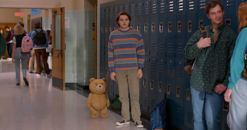 Ted (l); John Bennett (Max Burkholder, r.). – Bild: Universal Content Productions LLC and MRC II Distribution Company LP