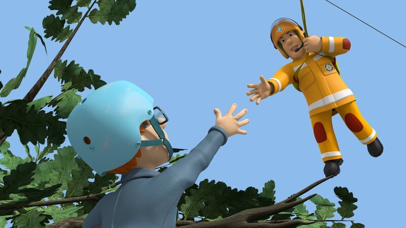 Norman hat unbeaufsichtigt die „Seilrutsche des Grauens“ ausprobiert. Jetzt muss er von Feuerwehrmann Sam gerettet werden. – Bild: KiKA