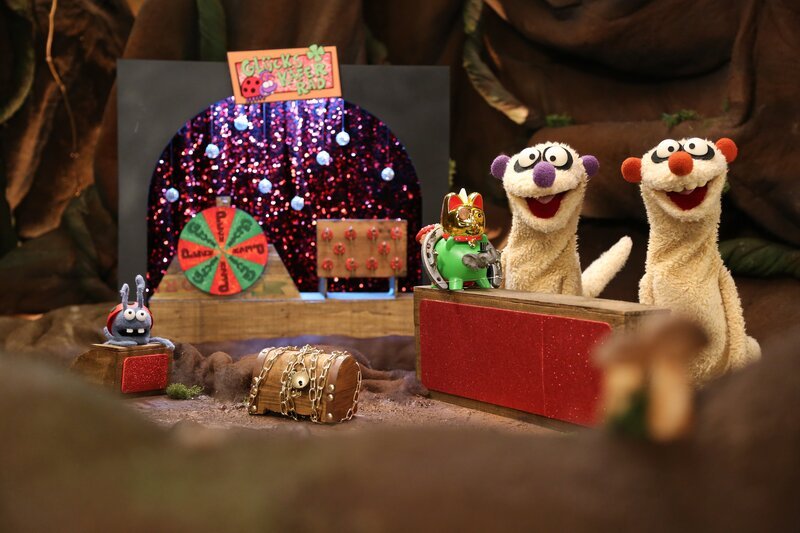 Jan und Henry nehmen bei einer Gameshow mit Klaas Käfer-Rumlauf teil. – Bild: NDR/​bigSmile