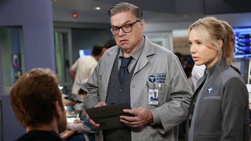 Sie beraten sich wegen eines schwierigen Falls: Nick Gehlfuss als Dr. Will Halstead (von hinten), Oliver Platt als Dr. Daniel Charles, Kirsten Hager als Dr. Stevie Hammer – Bild: SRF/​NBC Universal