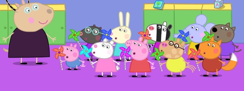 Peppa und ihre Freunde basteln in der Spielgruppe ihre eigenen Papierwindräder und lernen von Madame Gazelle (li.) alles über Windenergie. – Bild: Astley Baker Davies Ltd and Entertainment One UK Ltd. HASBRO TM & © 2021 Hasbro