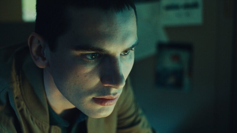 Logout – Von Hackern gejagt Folge 3 Im Schaltzentrum des Hackers: Arcadi Radeff als Achille – Bild: SRF/​RTS/​AKKA Films Sàrl