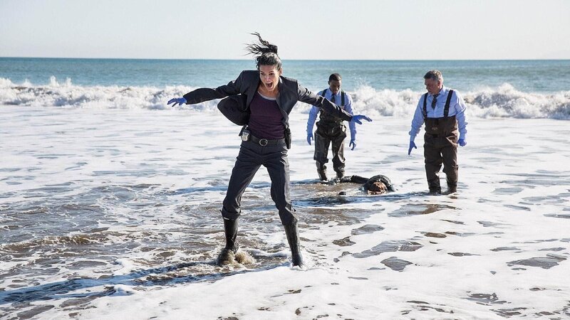 Während sich die Detectives Korsak (Bruce McGill, r.) und Frost (Lee Thompson Young) um die Leiche von Brenda Thomas (Emily Davenport) kümmern, hat Jane Rizzoli (Angie Harmon) mit der Strömung zu kämpfen. – Bild: TVNOW /​ Warner Bros