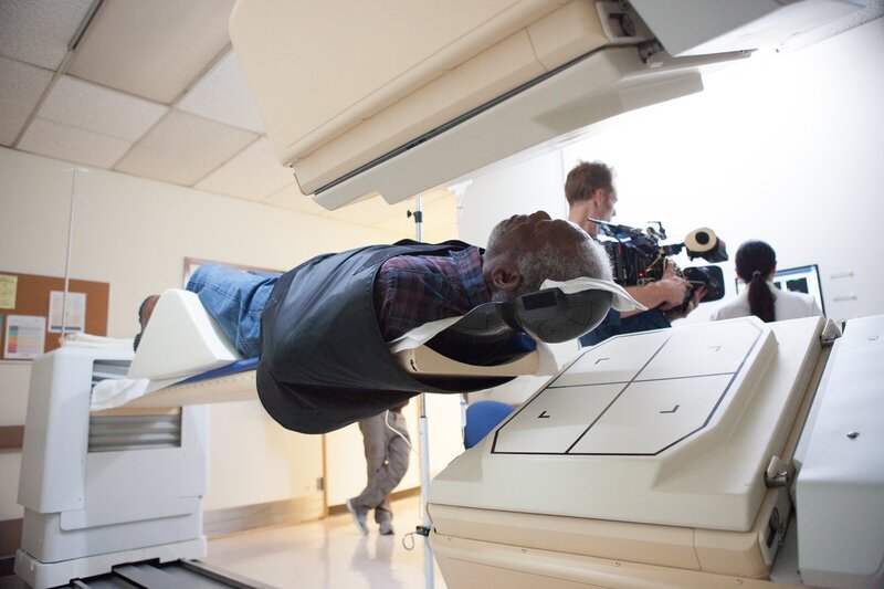 Philadelphia – Morgan Freeman erhält einen Hi-Res-Gehirn-Scan. – Bild: National Geographic Channels