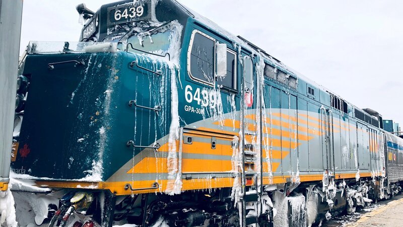 Verschneite Lok des Zuges „The Canadian“ bei der Ankunft in Winnipeg, der Hauptstadt der kanadischen Provinz Manitoba. – Bild: ARD alpha