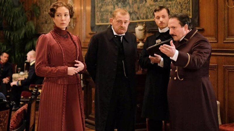 Das Gastgewerbeaufsichtsamt zu Gast im Hotel Sacher: Der Komissär (Martin Zauner, 2.v.r.) und sein Assistent (Martin Müller, 2.v.l.) begleiten Anna Sacher (Ursula Strauss, l.). (Hier mit dem Portier (Robert Palfrader, r.)). – Bild: ORF/​MR Film/​Petro Domenigg